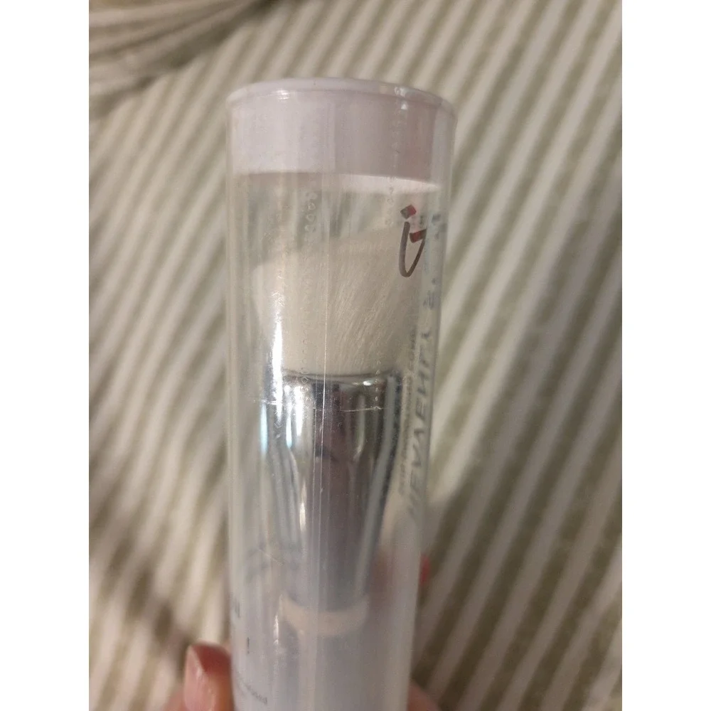 IT Cosmetics Heavenly Skin Skin-Smoothing Complexion Brush Sealed No 704‎